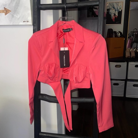 PrettyLittleThing Petite Pink Ruched Bust Cropped Blazer - Picture 5 of 10